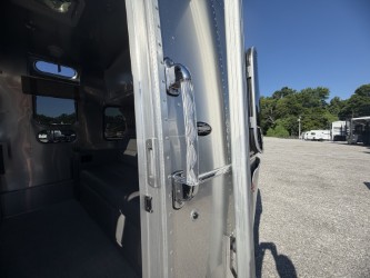 2026 AIRSTREAM CLASSIC 28RBT - Image 9
