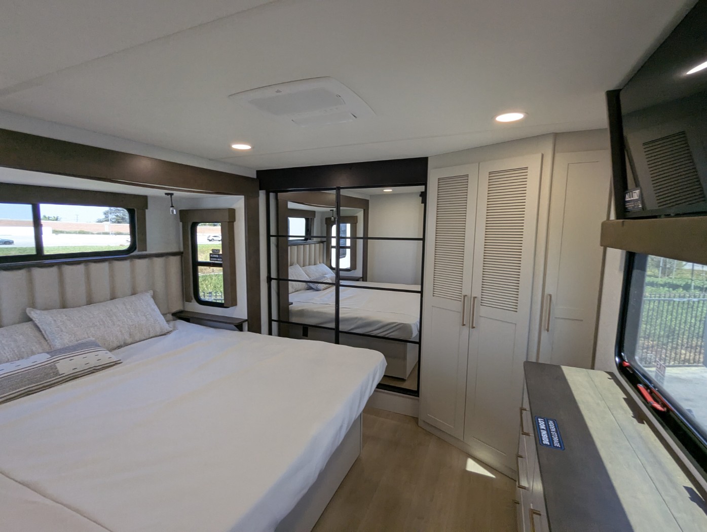 2027 Alliance RV Paradigm 310RL - Image 9