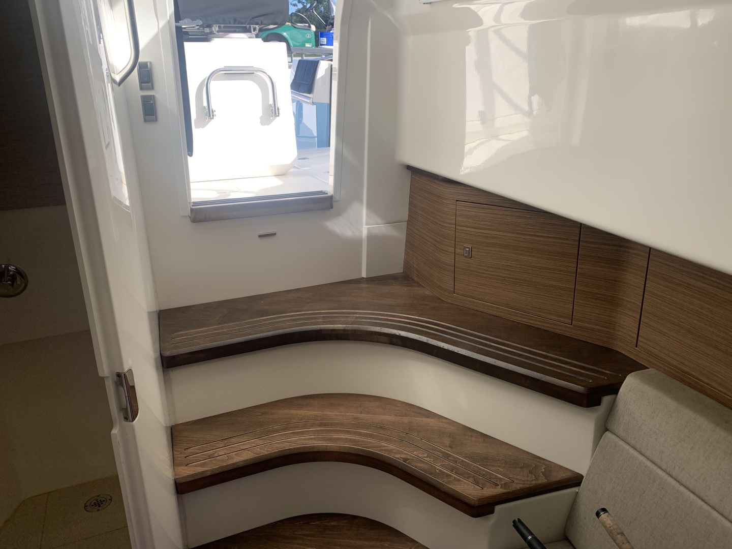 2017 Boston Whaler 420 Outrage - Image 15