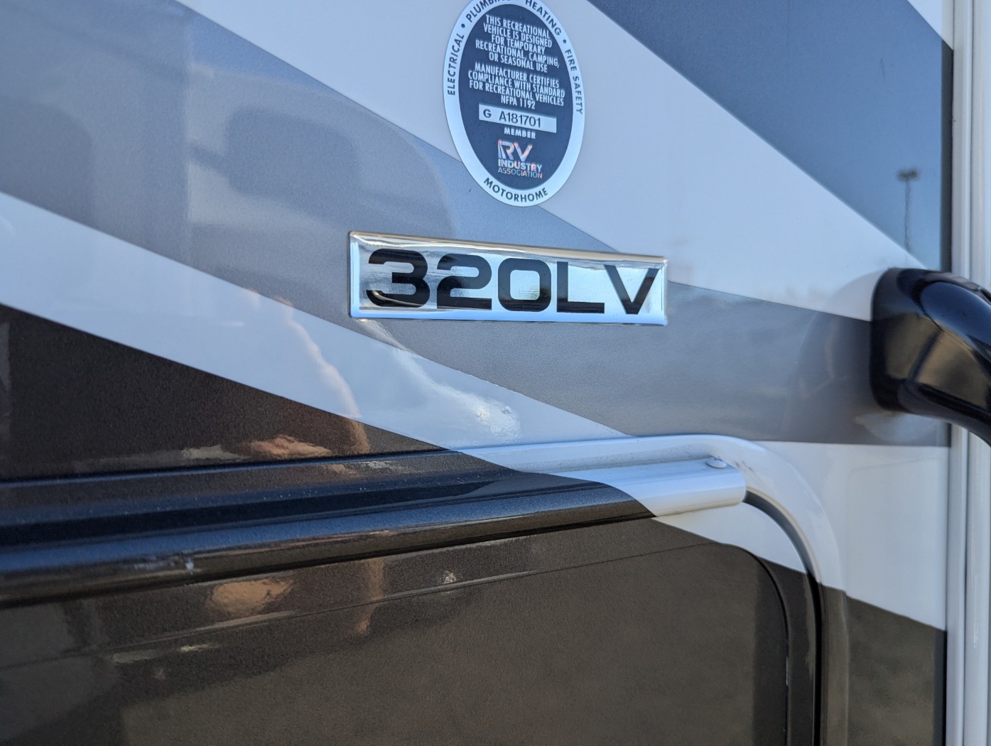 2026 Coachmen Entourage 320LV - Image 2