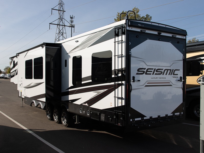 2025 Jayco Seismic Luxury Series 4113 - Image 3