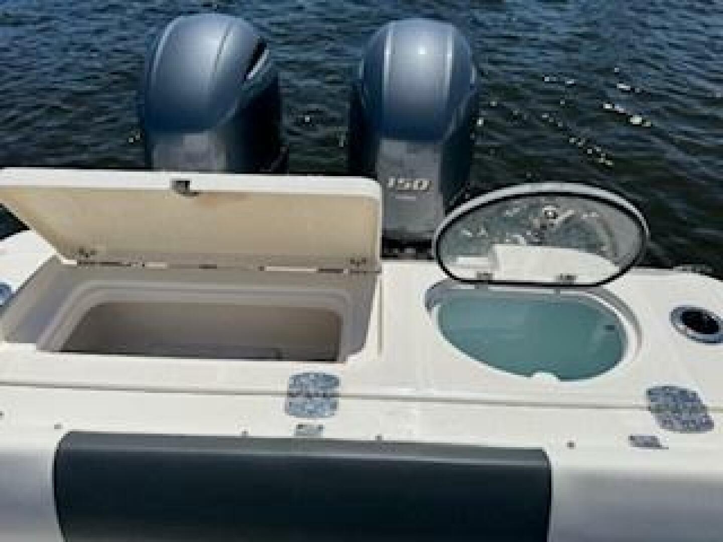 2022 Robalo R242 Center Console Base - Image 21