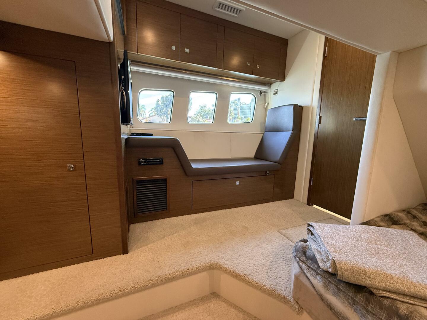 2014 Cruisers Yachts 45 Cantius - Image 31