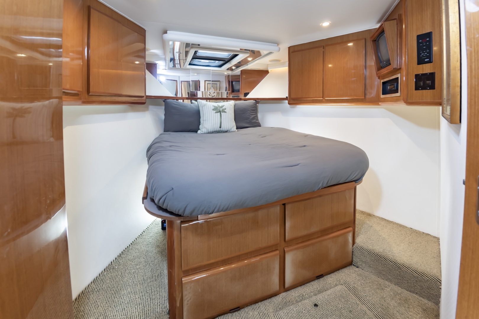 2000 Viking Cockpit Sport Yacht - Image 40