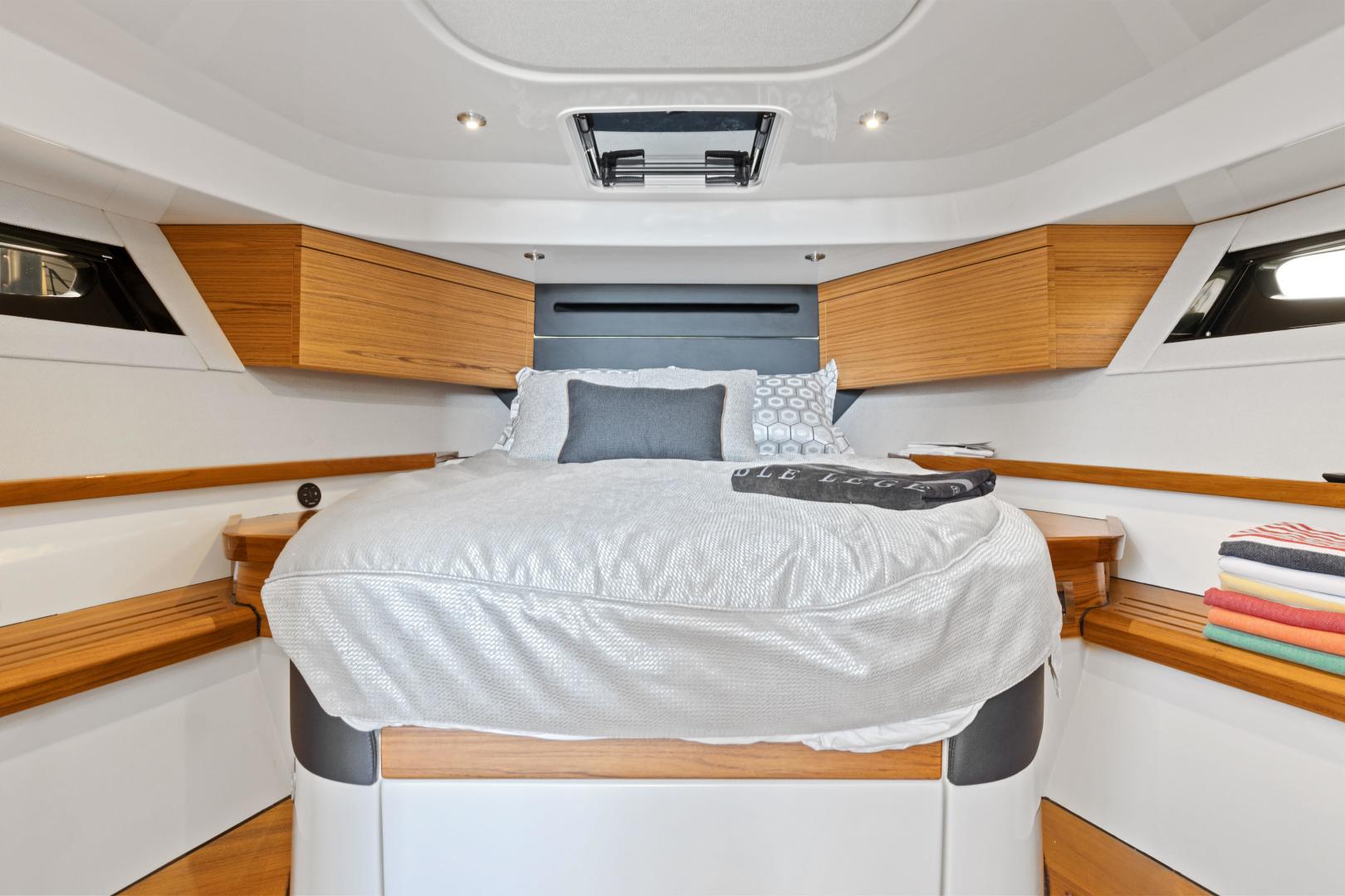 2022 Boston Whaler 405 Conquest - Image 23