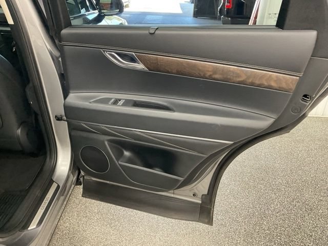 2024 Genesis GV80 Utility 4D Advanced AWD I4 - Image 29