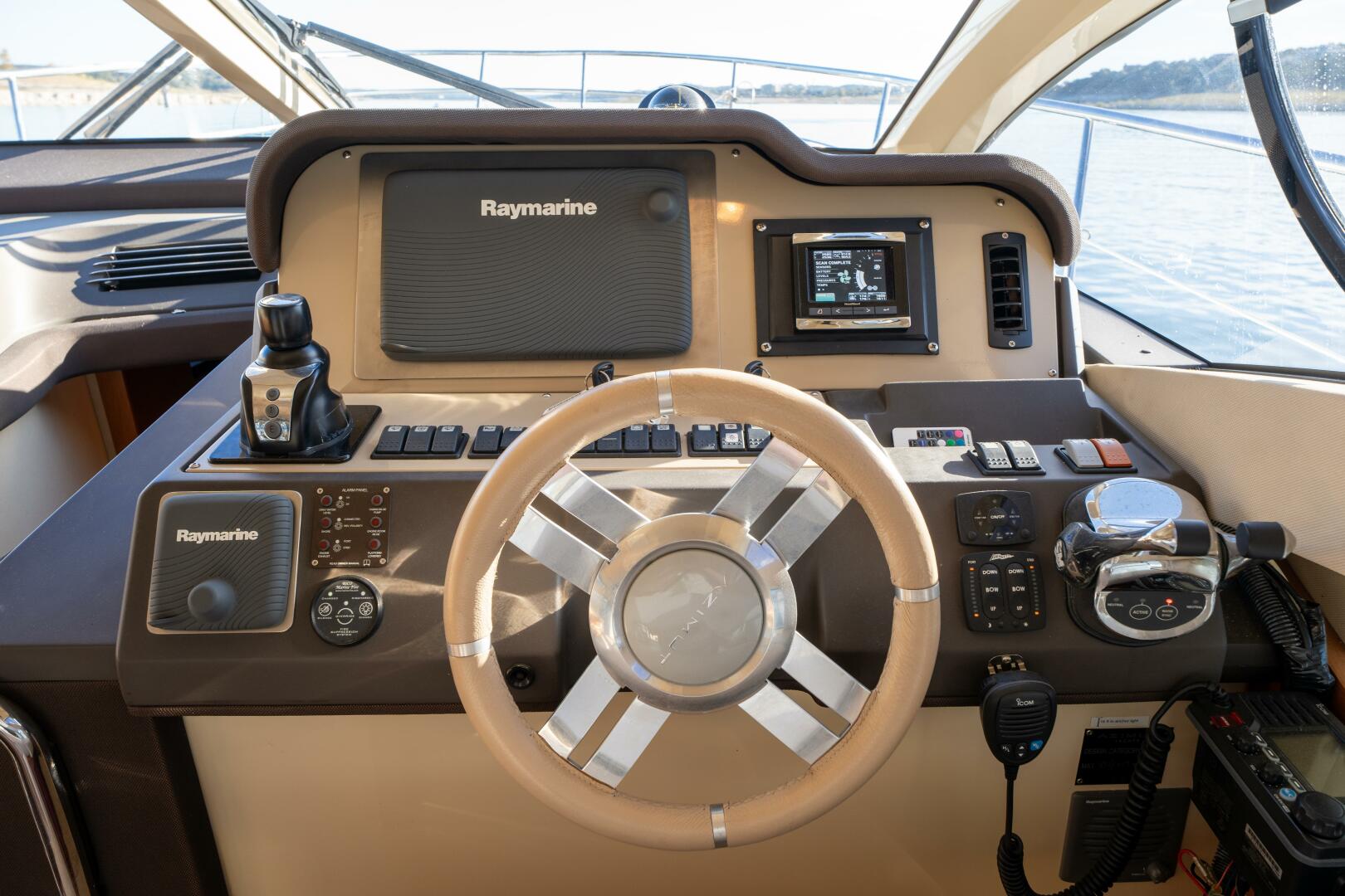 2013 Azimut 40 Flybridge - Image 30