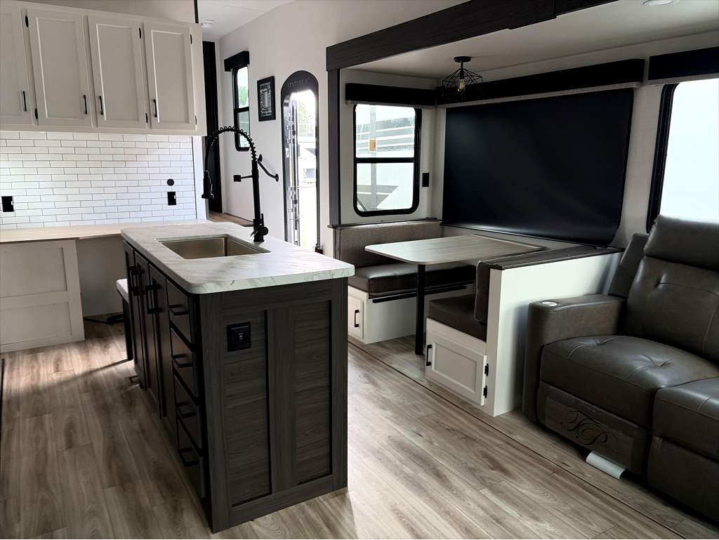 2027 VENTURE RV SPORTTREK 303VIK - Image 23
