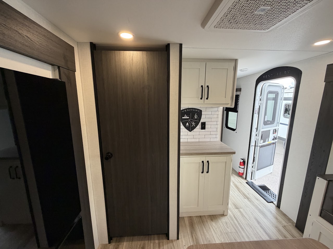 2027 VENTURE RV SIENNA 293VIK - Image 32