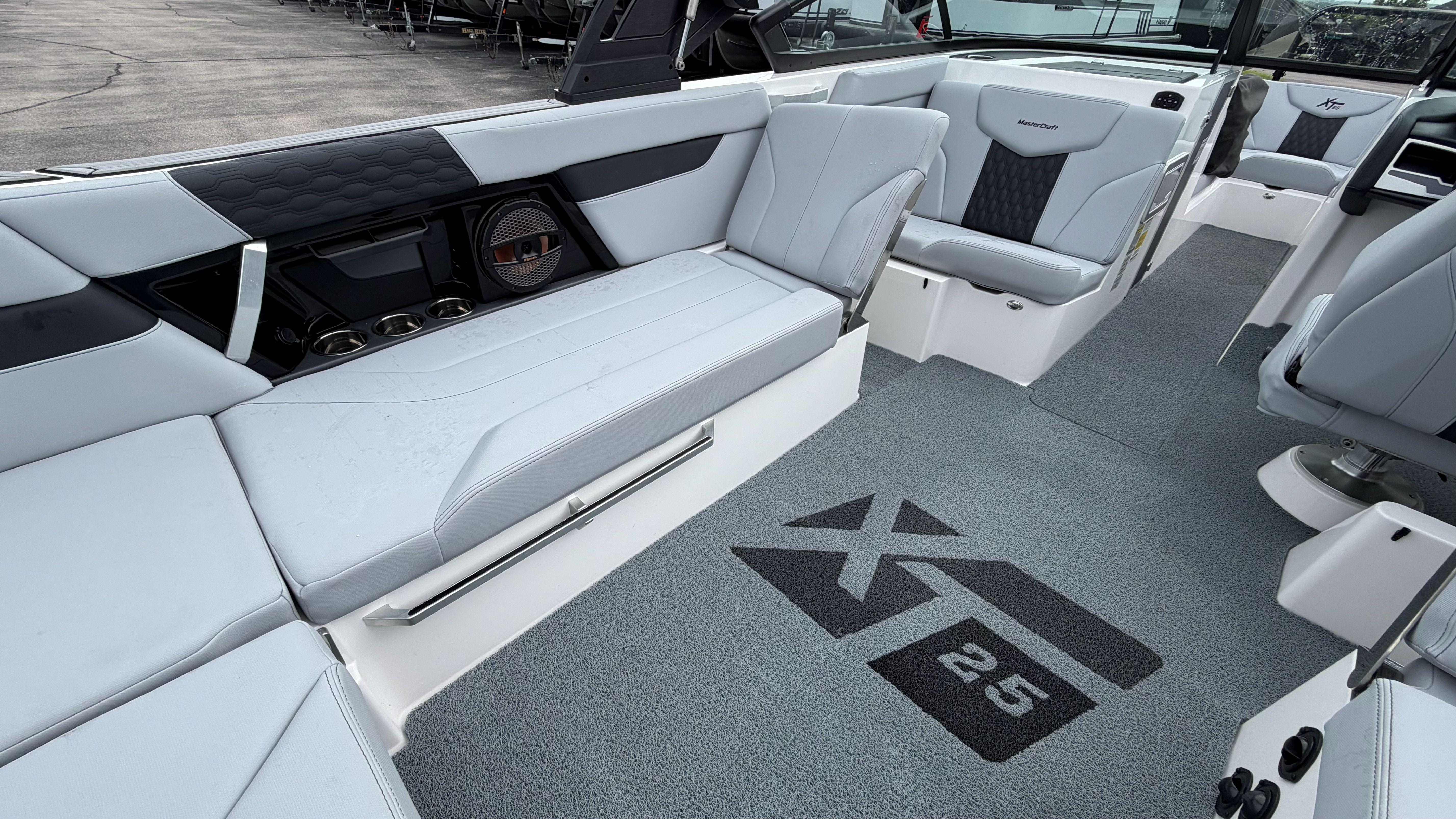 2024 MasterCraft XT25 - Image 37