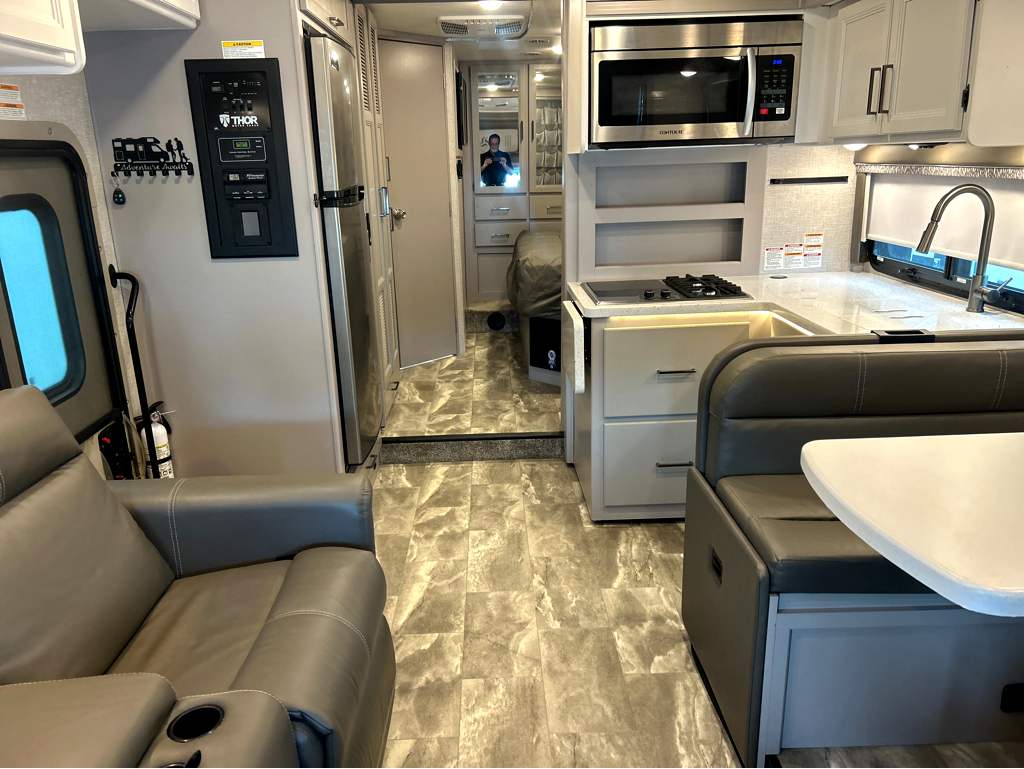 2024 Thor Motor Coach QUANTUM KW29 - Image 12