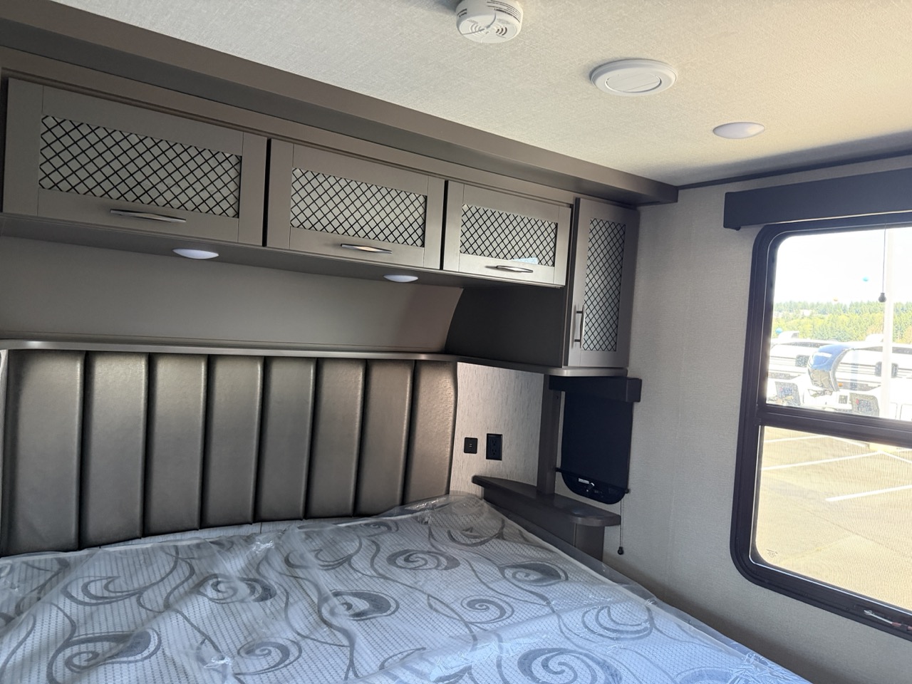 2023 Grand Design Momentum M-Class 349M - Image 27