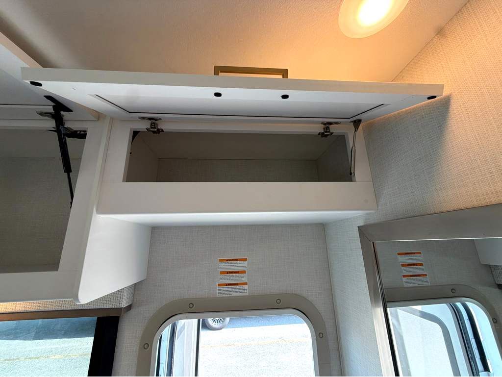 2027 THOR MOTOR COACH MAGNITUDE GA28 - Image 34