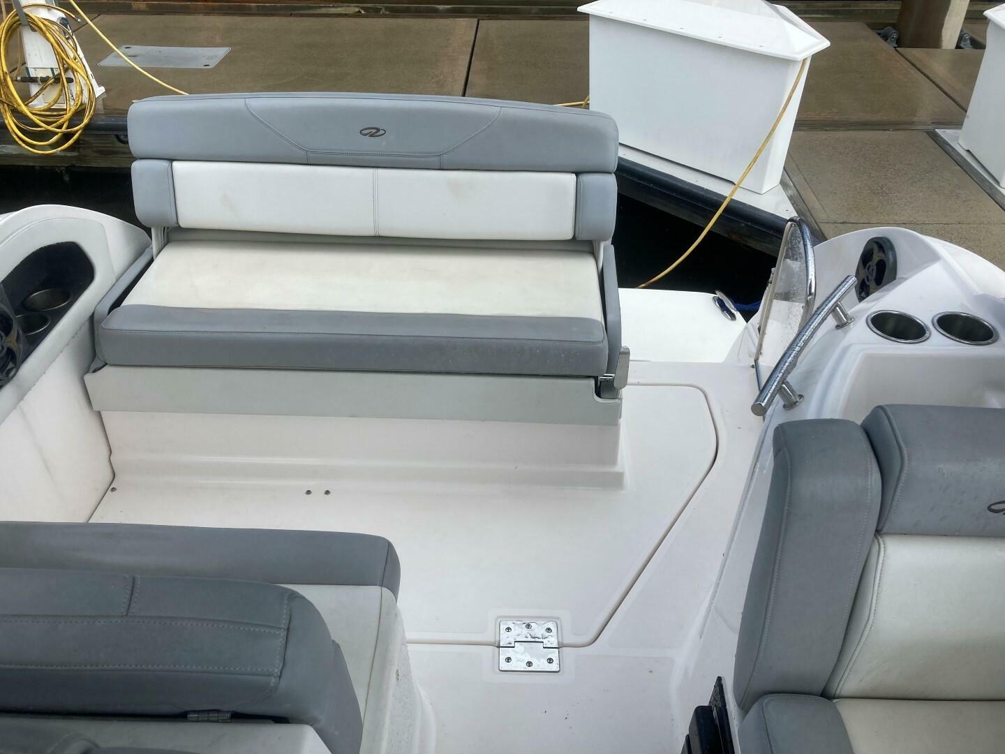 2015 Regal 28 Express - Image 17
