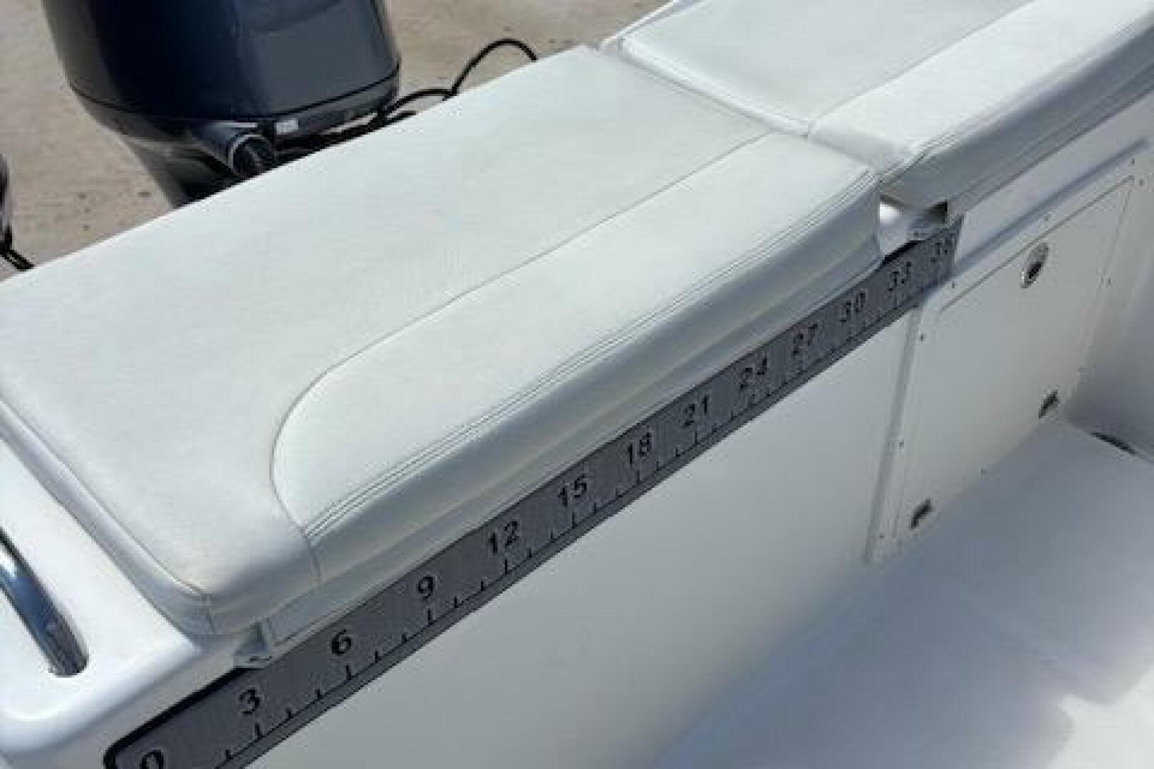 2018 Century 2600 Center Console - Image 5