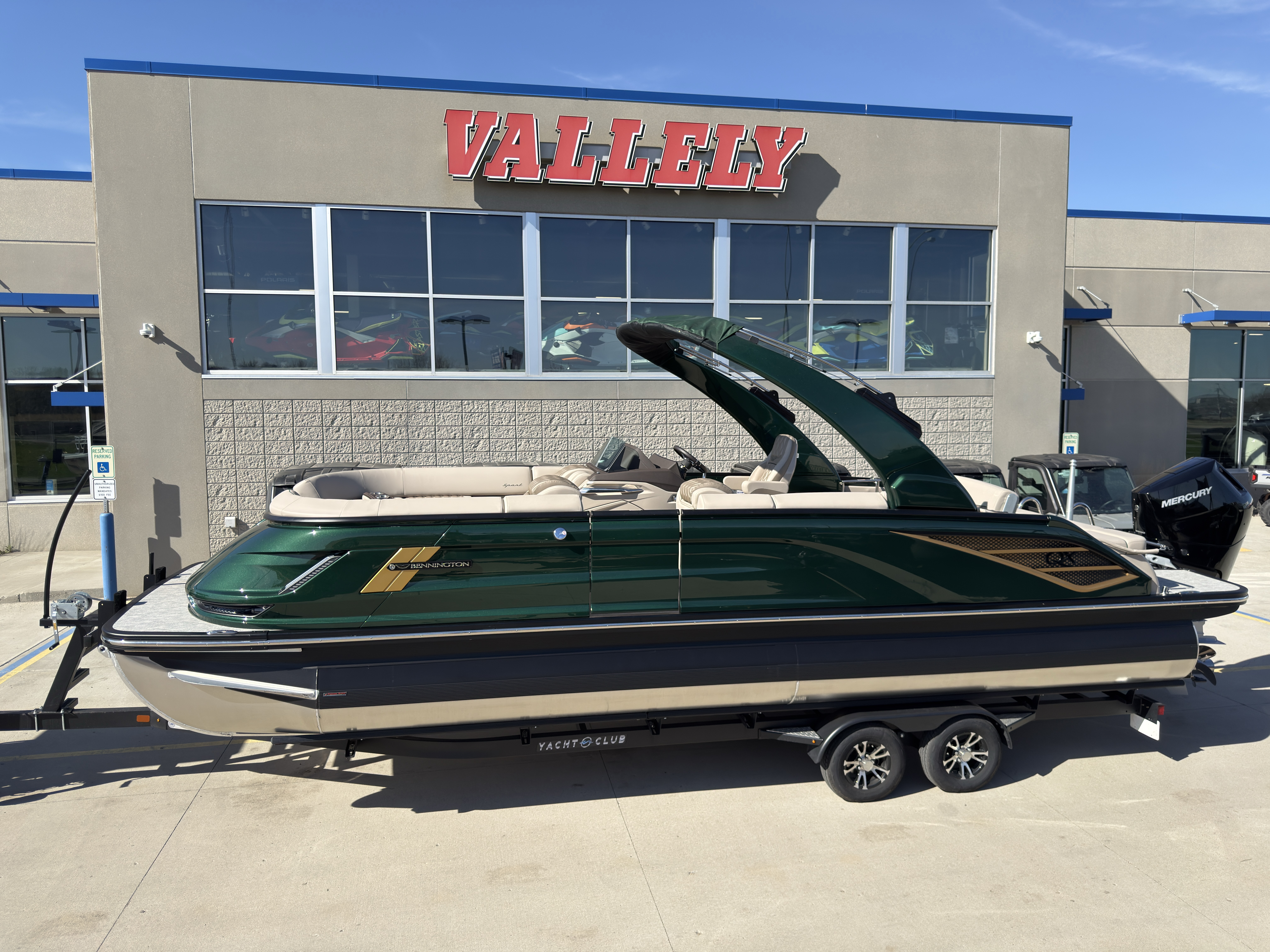 2026 Bennington 25QXSBA 425HP V10 Tritoon Pontoon - Image 2