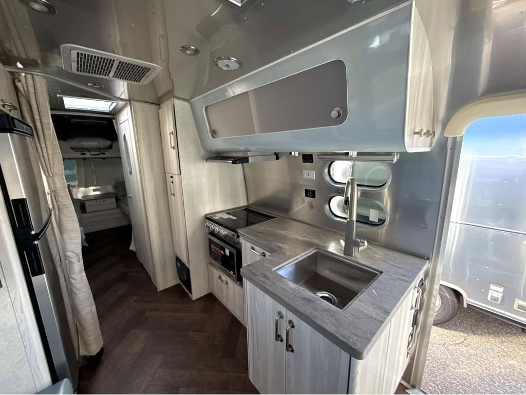 2026 AIRSTREAM INTERNATIONAL 27FBT - Image 13