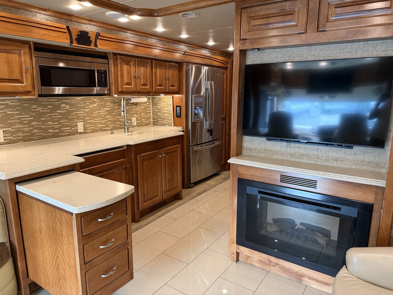 2015 Tiffin Phaeton 40 AH - Image 9