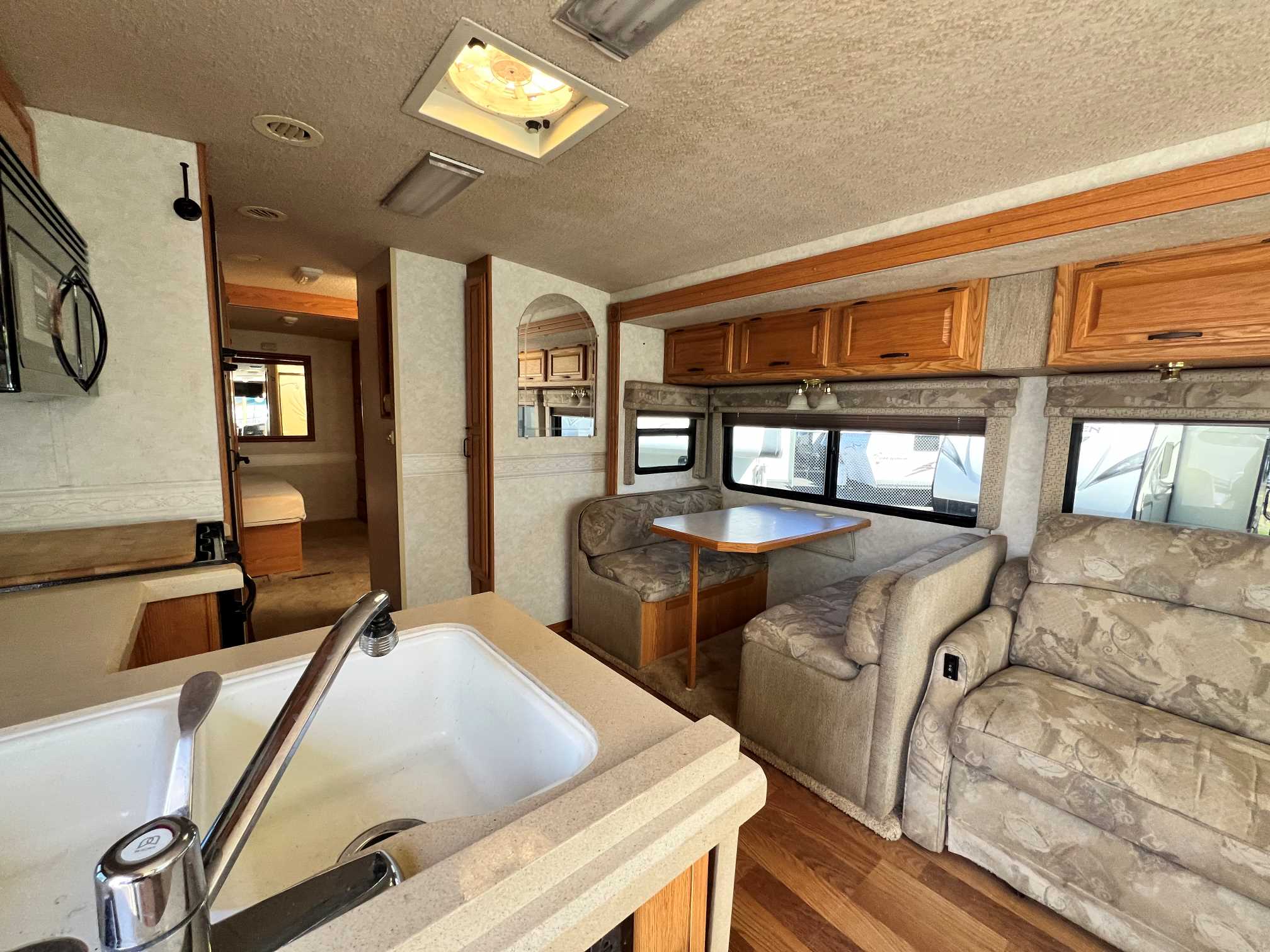 2004 Winnebago Brave 32V - Image 6