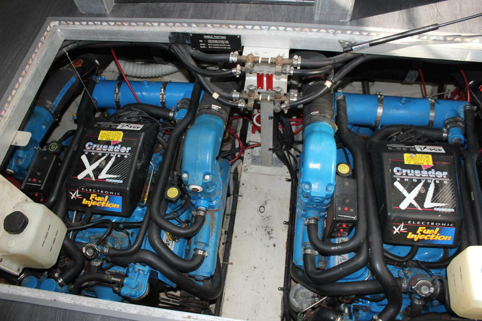 1996 Cruisers Yachts 3650 AFT CABIN - Image 4