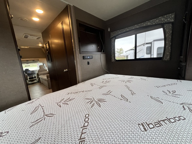 2017 Thor Motor Coach Chateau 28Z - Image 21