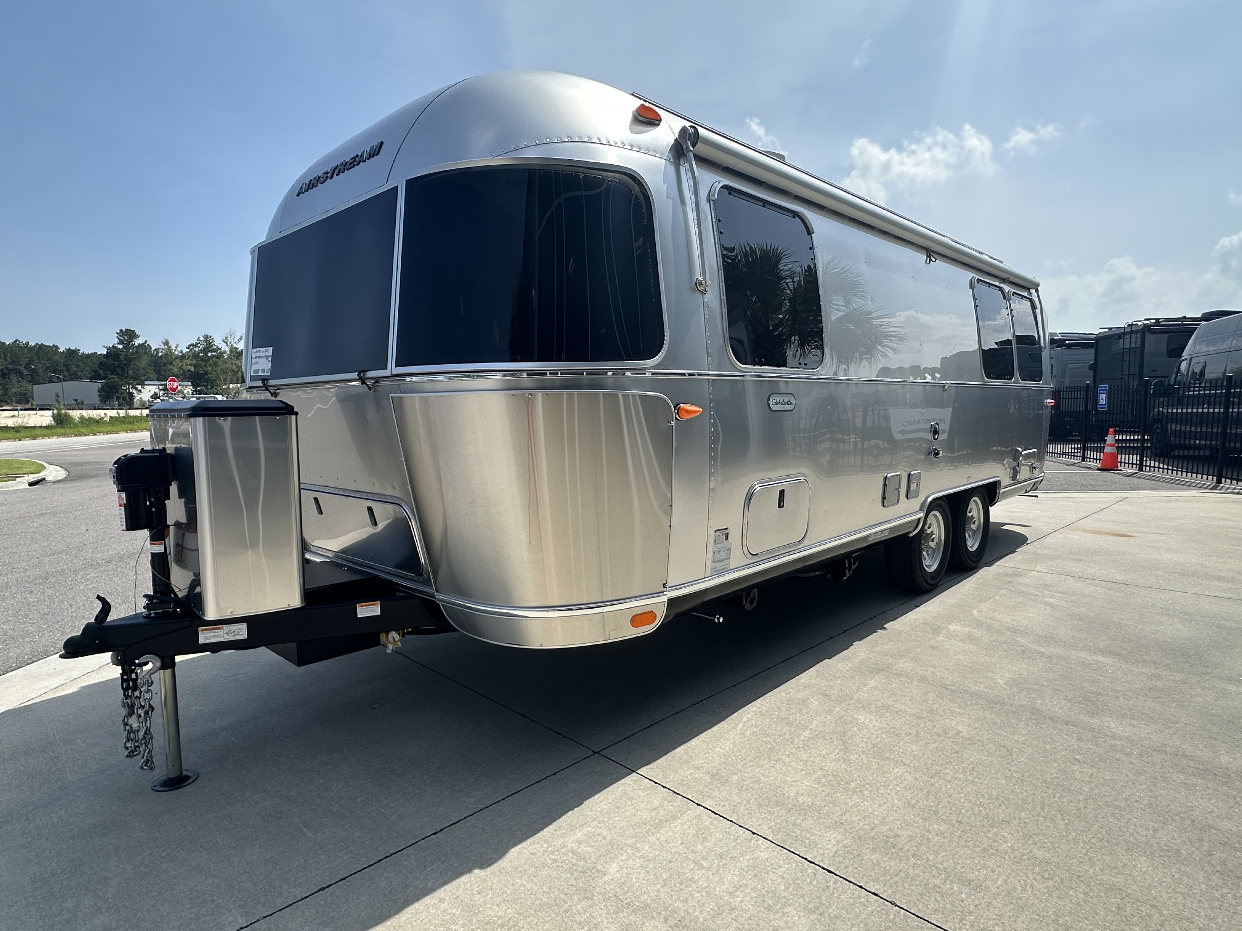 2027 Airstream Globetrotter 25FBT - Image 8