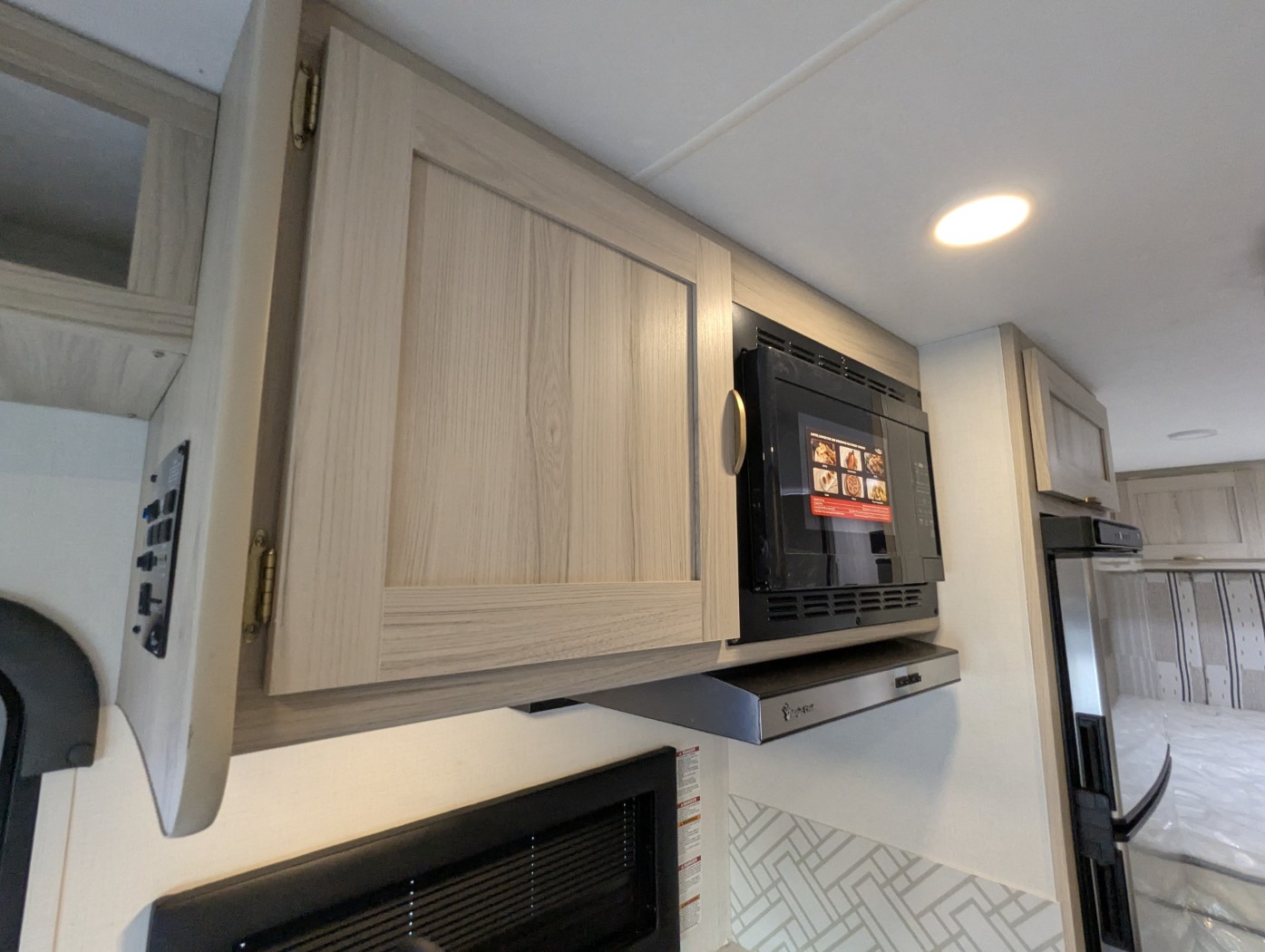 2026 Coachmen Cross Trail 23XG 4X4 - Image 25