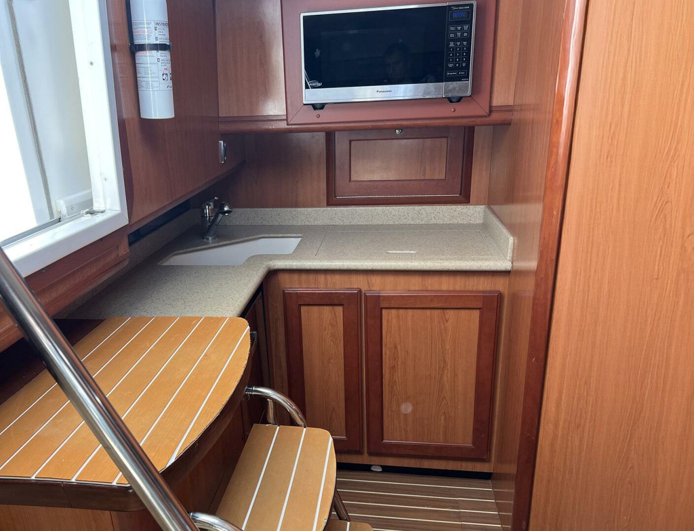2007 Luhrs 41 Hardtop Express - Image 5