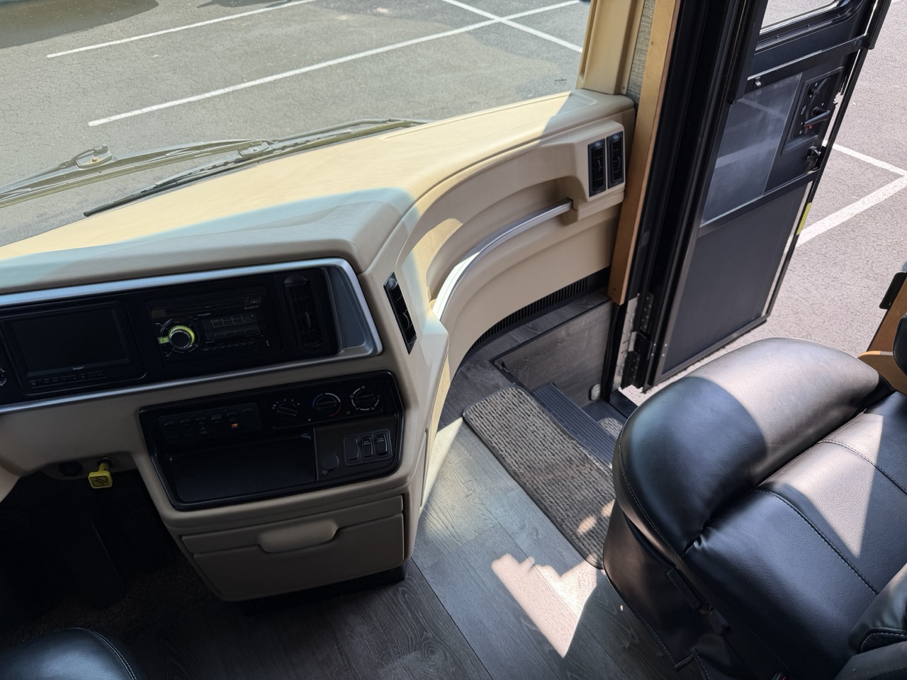 2016 Newmar Ventana LE 4044 - Image 4