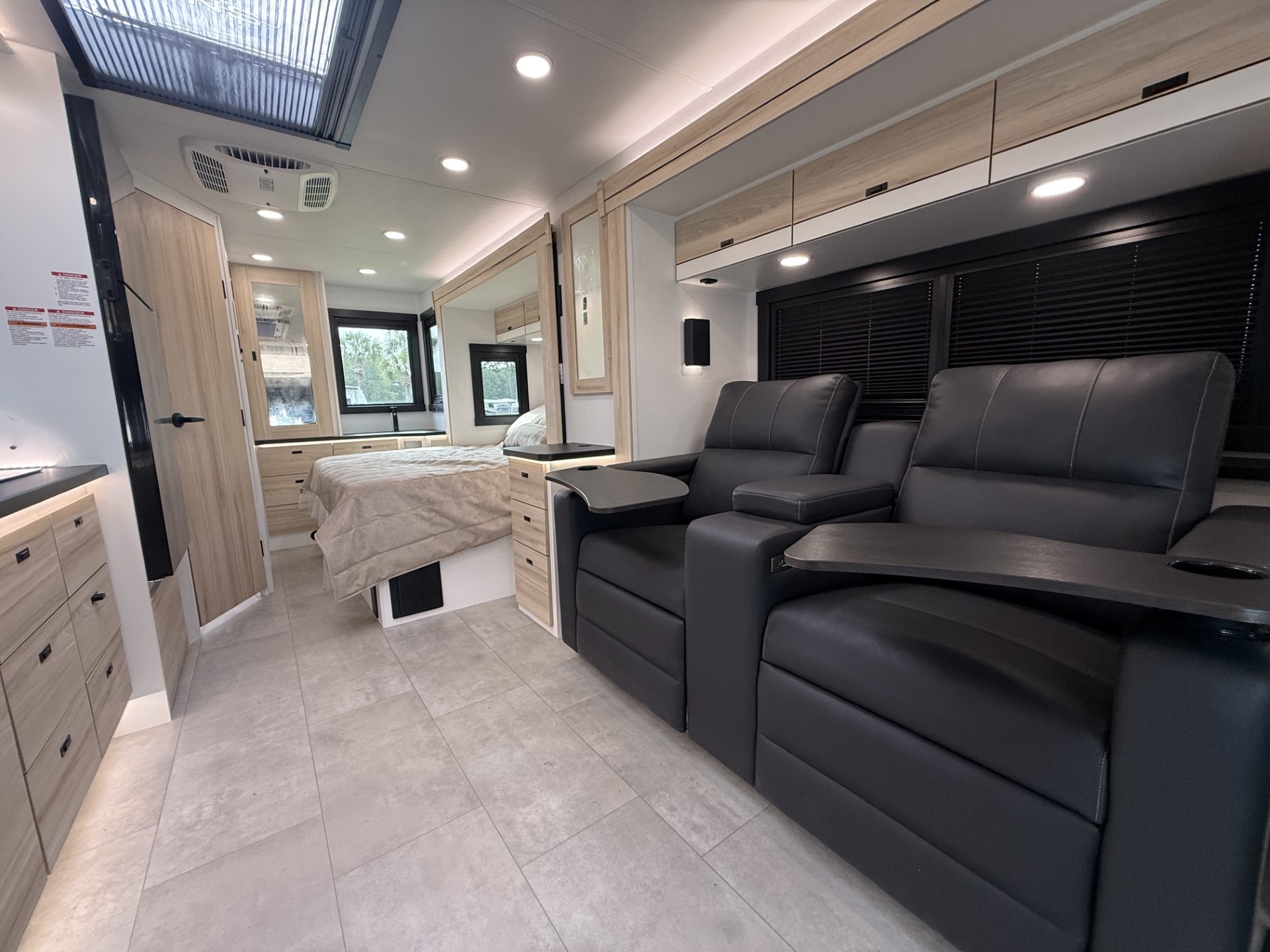 2027 ENTEGRA COACH QWEST 25L - Image 7