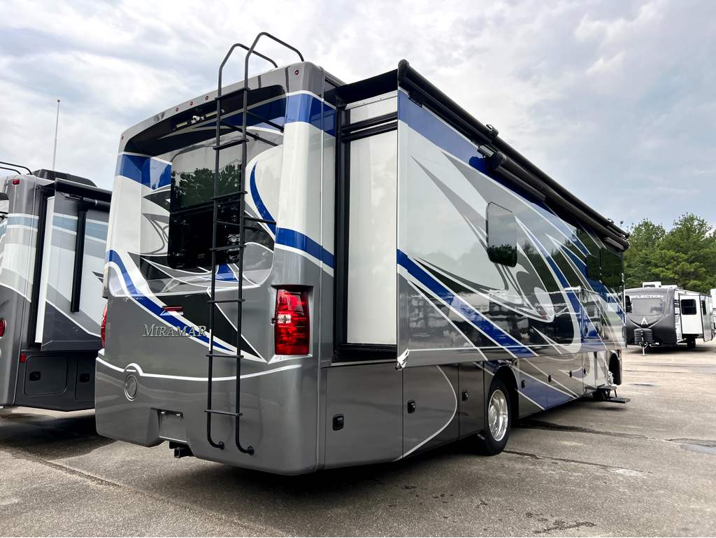 2022 THOR MOTOR COACH MIRAMAR 35.2 - Image 4