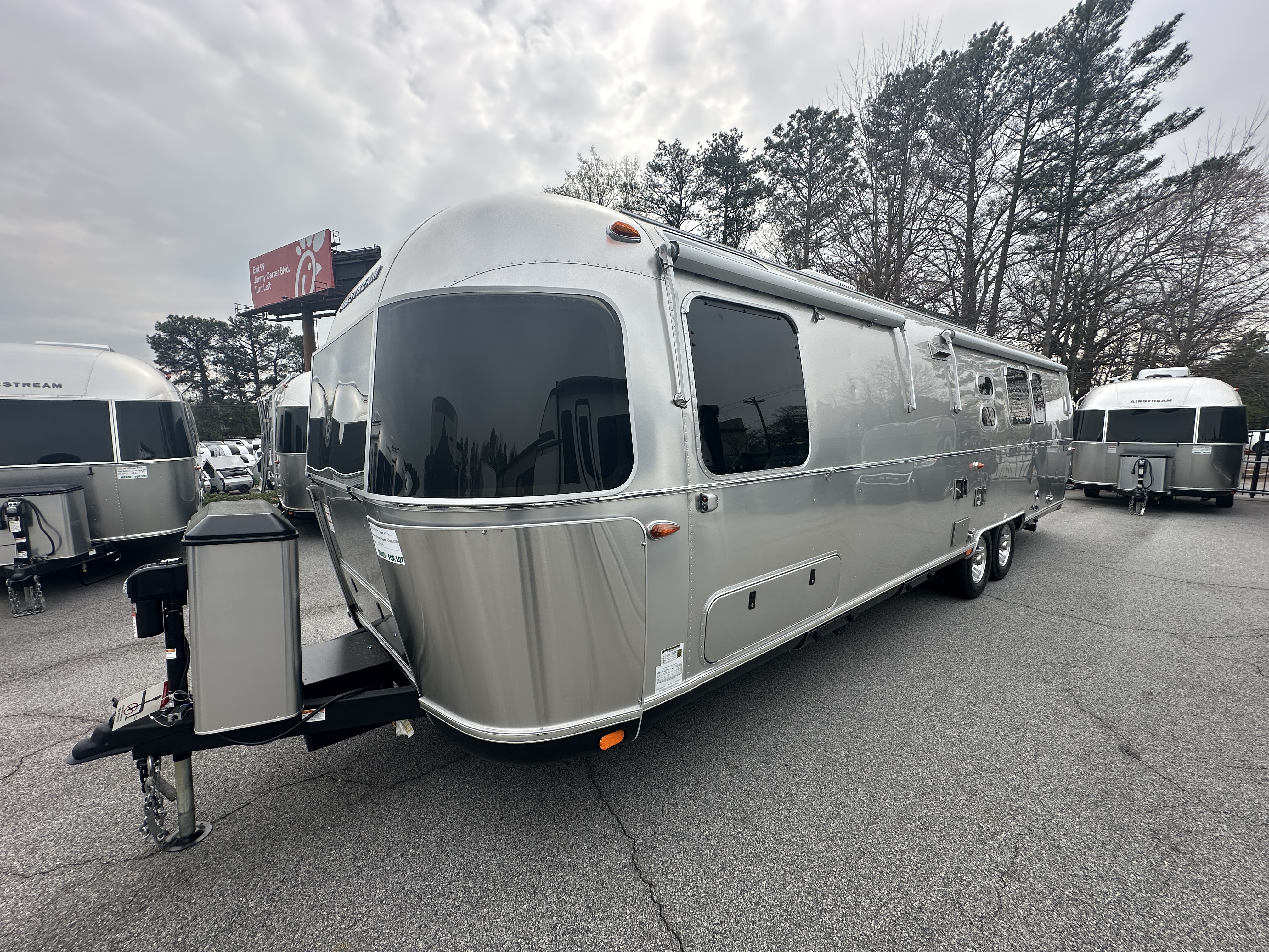 2026 Airstream Classic 33FB - Image 4