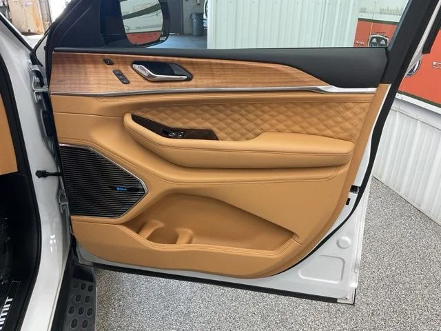 2025 Jeep Grand-Cherokee-L Laredo Altitude 4x4 - Image 27