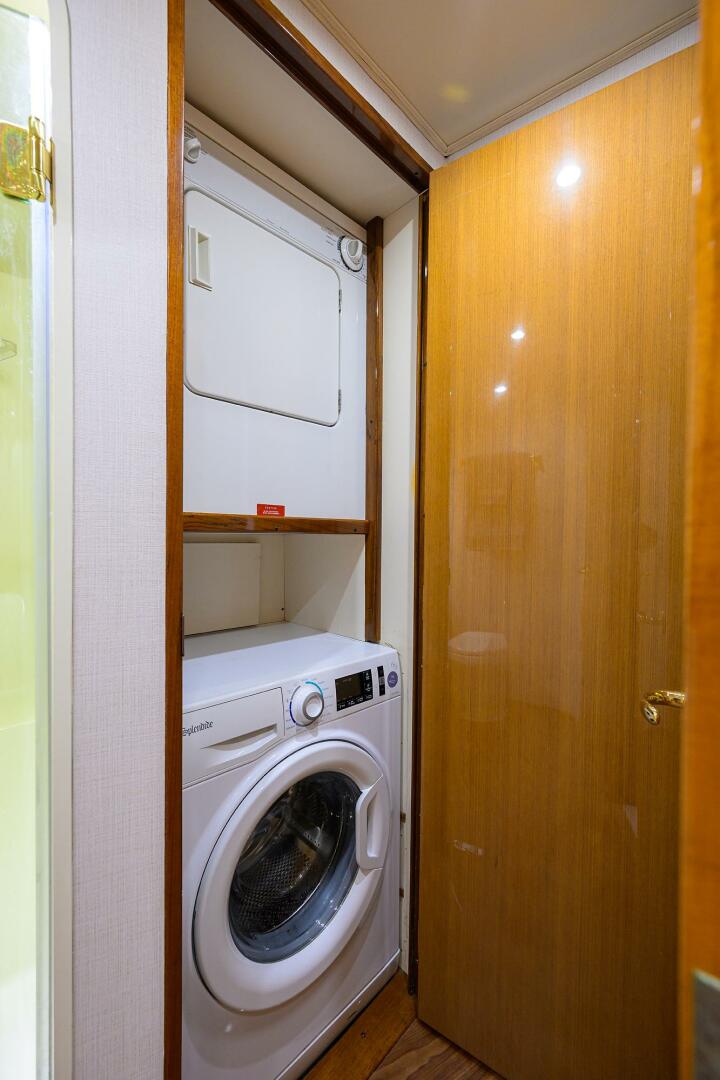 2004 Viking 56 Convertible - Image 62