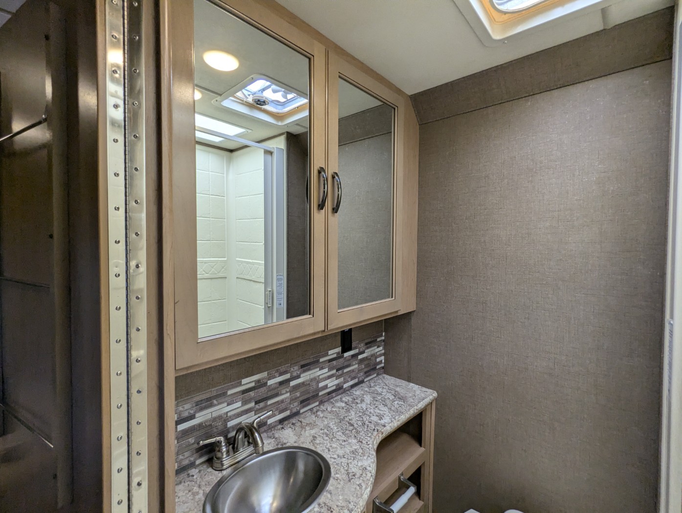 2018 Thor Motor Coach Four Winds 30D - Image 15