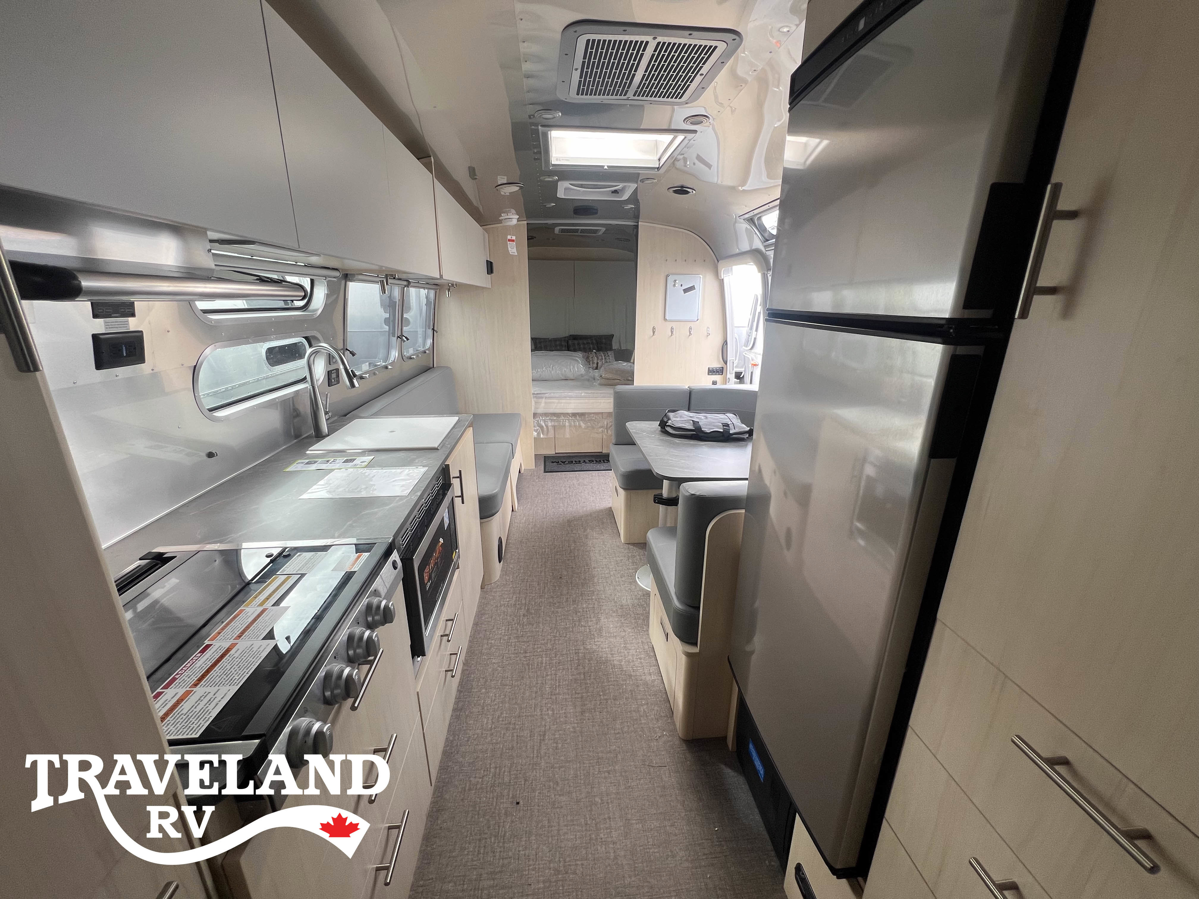 2025 Airstream Flying Cloud 30FB Bunk - Image 12