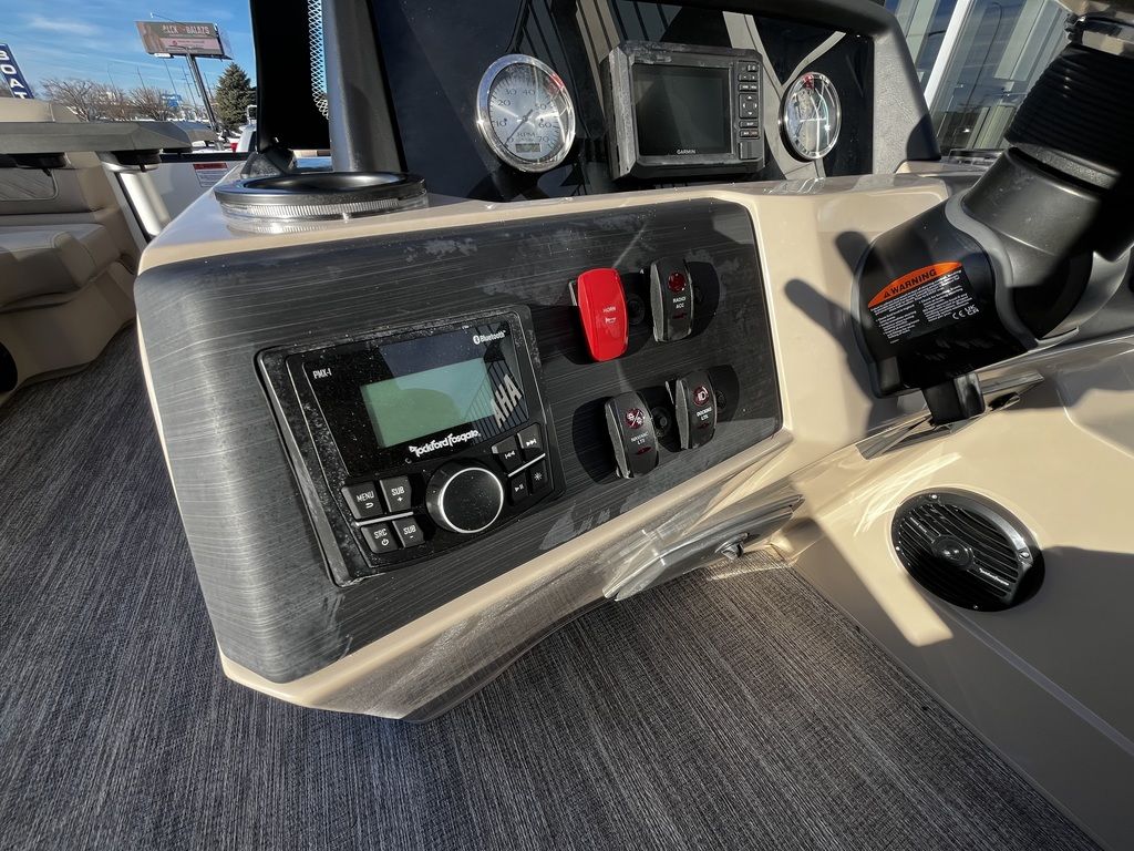 2026 Bennington 22SSR Lux TriToon Pontoon - Image 18