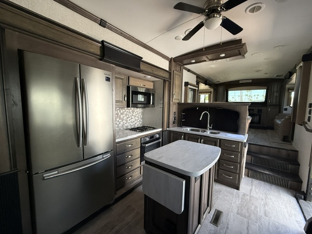 2019 Keystone Montana High Country 3731FL - Image 12