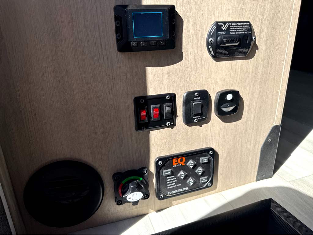 2025 FOREST RIVER SUNSEEKER 2400T - Image 9