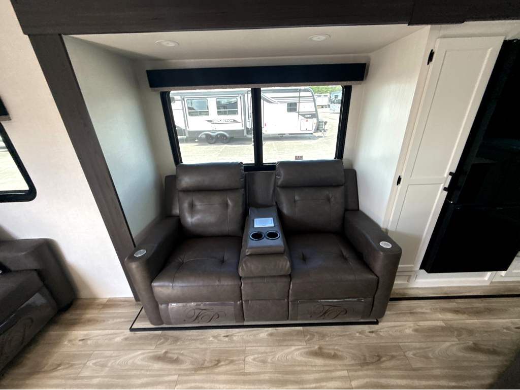 2027 VENTURE RV SPORTTREK 333VFK - Image 17