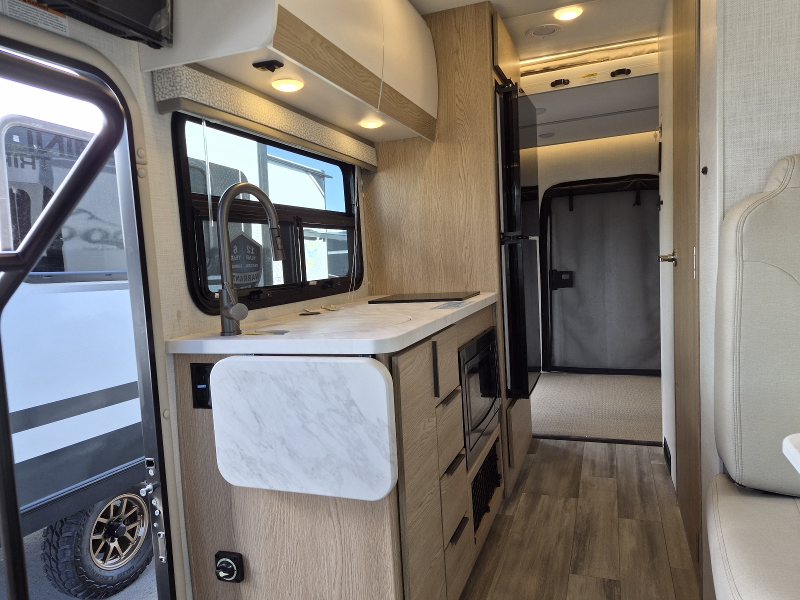2027 Thor Motor Coach Gemini Trip 22MT - Image 8