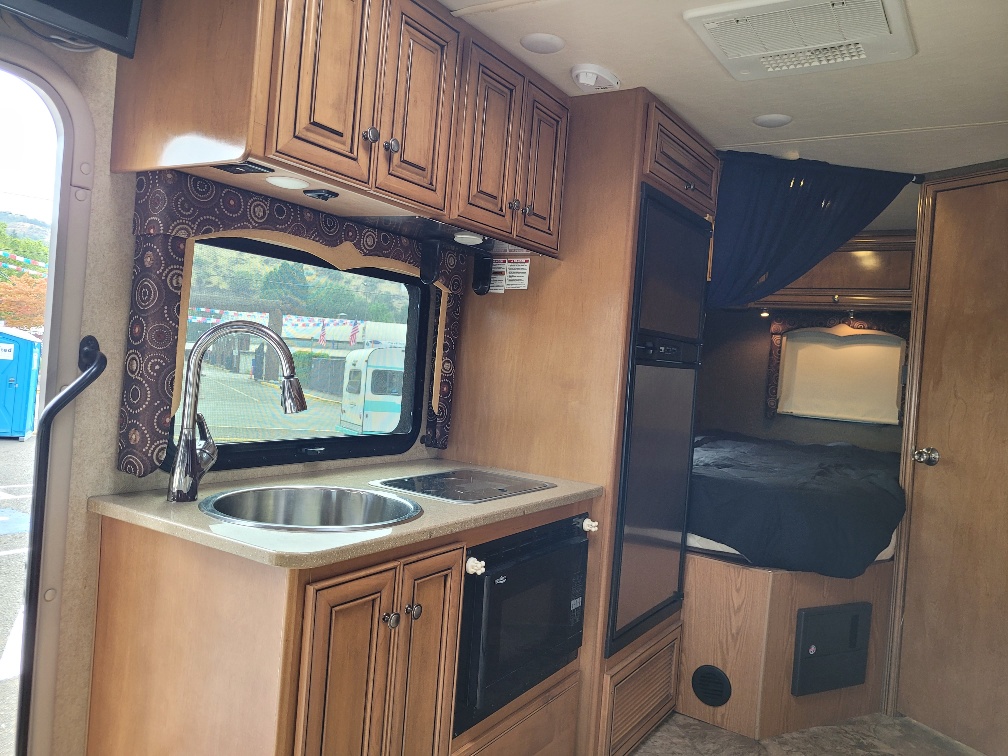 2016 Thor Motor Coach Siesta Sprinter 24SL - Image 11
