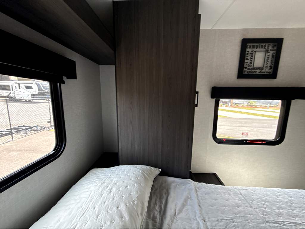 2026 VENTURE RV SPORTTREK 251VFK - Image 20