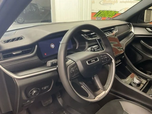 2025 Jeep Grand-Cherokee-L Laredo Altitude 4x4 - Image 14