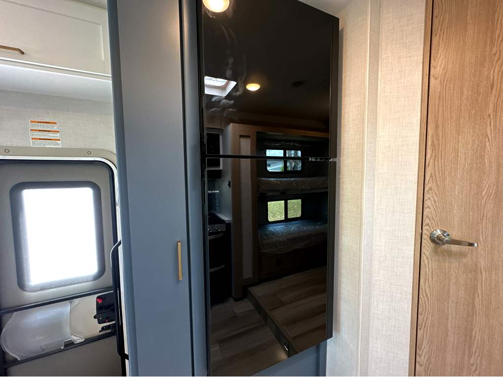 2027 THOR MOTOR COACH MAGNITUDE GA31 - Image 21