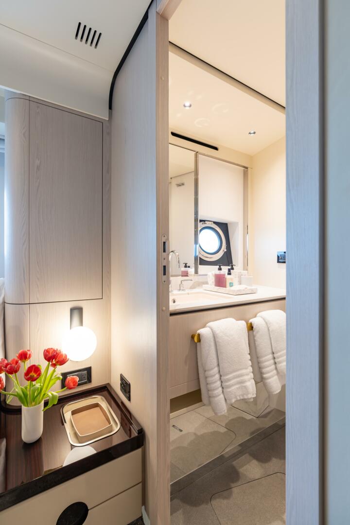 2022 Azimut 78 - Image 52