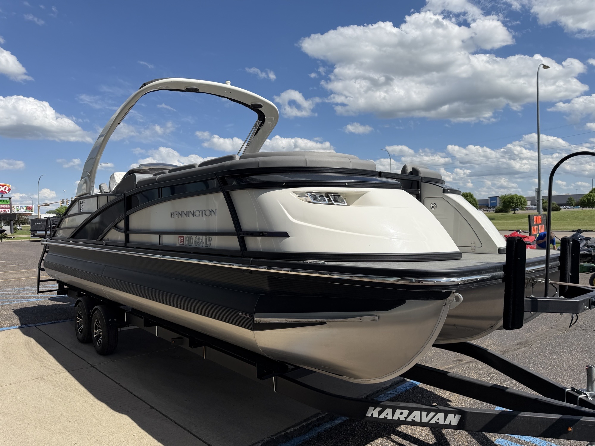 2023 Bennington 25QSBA Swingback with Power Arch - Image 5