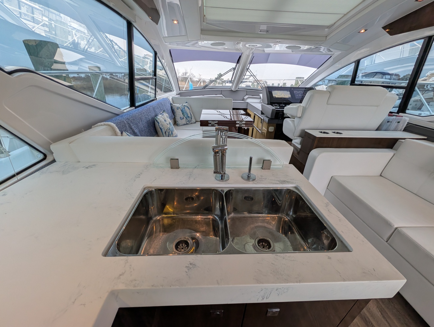 2022 Cruisers Yachts 54 Cantius - Image 12