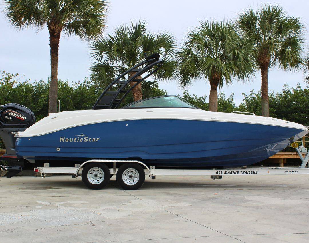 2023 NauticStar 243 DC Deck - Image 2
