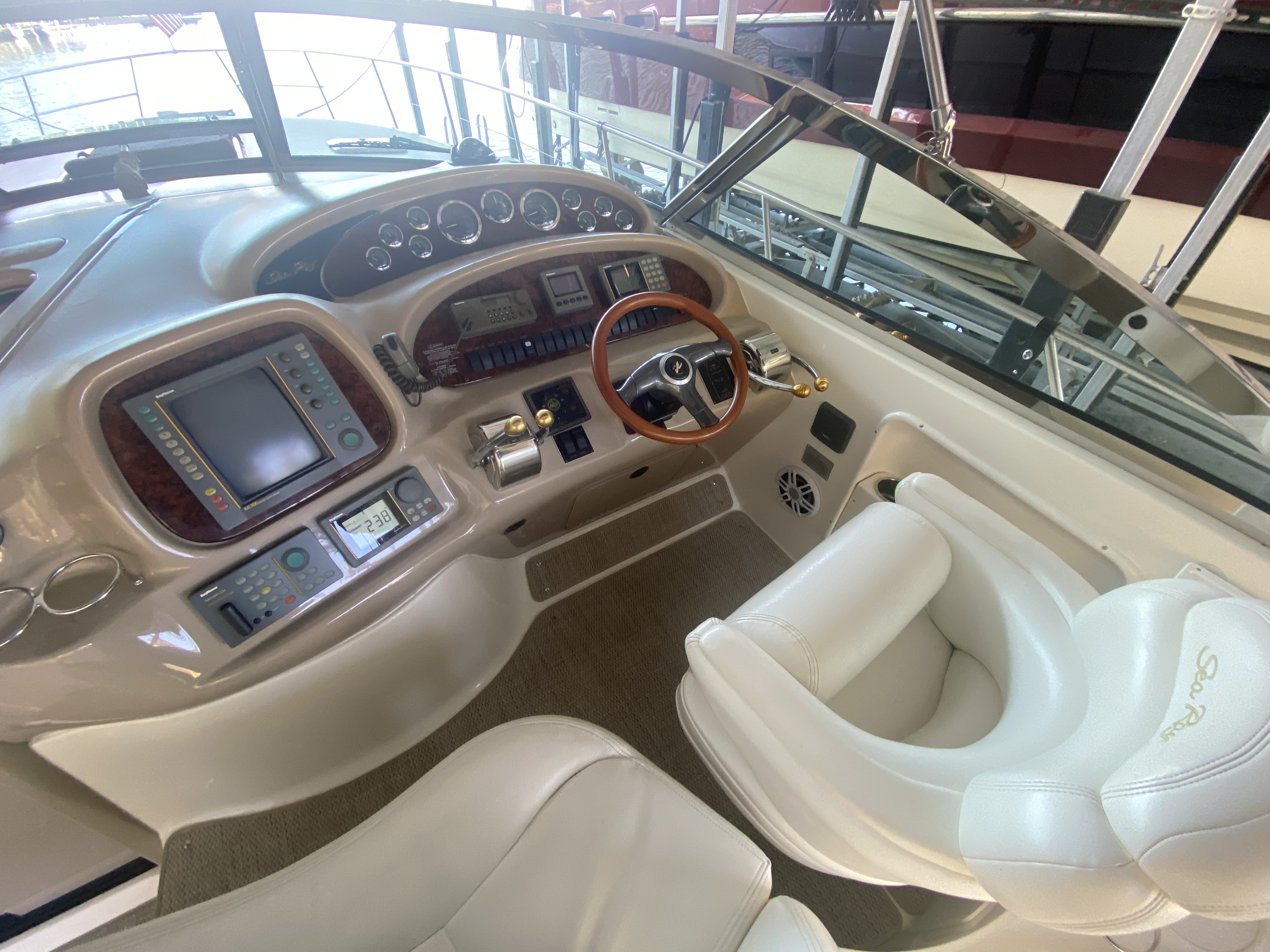 1999 Sea Ray 380 Sundancer - Image 15